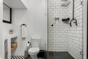 Shower, hair dryer, towels, soap - Industrial-Chic Apartment | City Centre (Cape Town)