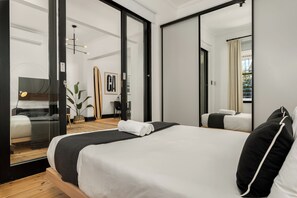 In-room safe, iron/ironing board, Internet, bed sheets - Luxury  Designer  Sea Point Retreat (Cape Town)