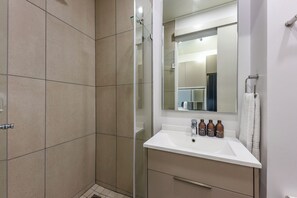 Shower, hair dryer, towels, soap - One Rosebank | Hotel-Style Retreat with Balcony (Johannesburg)
