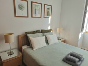 1 habitación, tabla de planchar con plancha, wifi y ropa de cama 