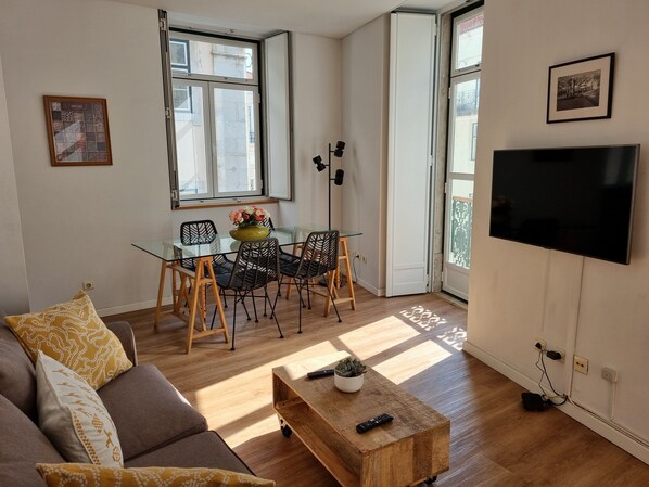 Smart TV - In the heart of the city, Chiado! Parking Included (Lisboa)
