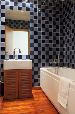 Hair dryer, towels, soap, toilet paper - In the heart of the city, Chiado! Parking Included (Lisboa)