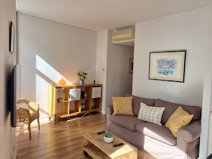 Smart TV - In the heart of the city, Chiado! Parking Included (Lisboa)