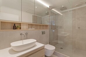 Shower, hair dryer, towels, soap - Modern Cape Town Haven | Sleek Design (Cape Town)