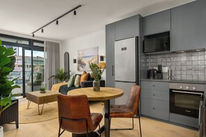 Geladeira, micro-ondas, fogão, cooktop