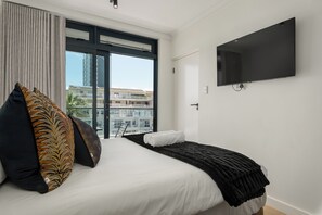 1 quarto, cofres nos quartos, ferros/tábuas de passar roupa