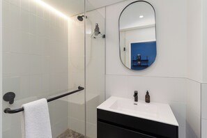 Shower, hair dryer, towels, soap - Station House | Stylish Apartment |No loadshedding (Cape Town)