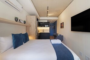 1 bedroom, in-room safe, iron/ironing board, bed sheets - Station House | Stylish Apartment |No loadshedding (Cape Town)