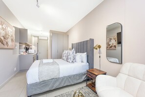 1 sovrum, värdeförvaringsskåp på rummet och strykjärn/strykbräda
