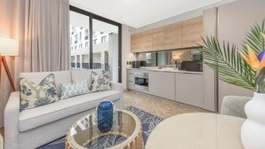 Una sala moderna con un sofá, una mesa de centro y vistas al exterior.