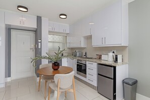 Fridge, microwave, oven, stovetop - Relax in Sea Point | Balcony and Comfort (Cape Town)
