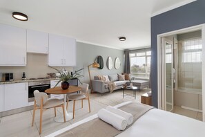 1 bedroom, iron/ironing board, Internet, bed sheets - Relax in Sea Point | Balcony and Comfort (Cape Town)