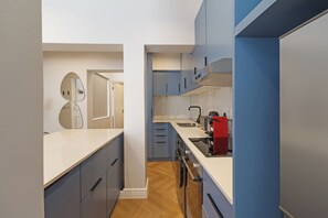 Fridge, microwave, oven, stovetop - Modern Venetian Elegance in CBD (Cape Town)