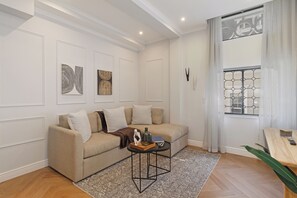 TV - Modern Venetian Elegance in CBD (Cape Town)