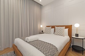 In-room safe, iron/ironing board, WiFi, bed sheets - Modern Venetian Elegance in CBD (Cape Town)