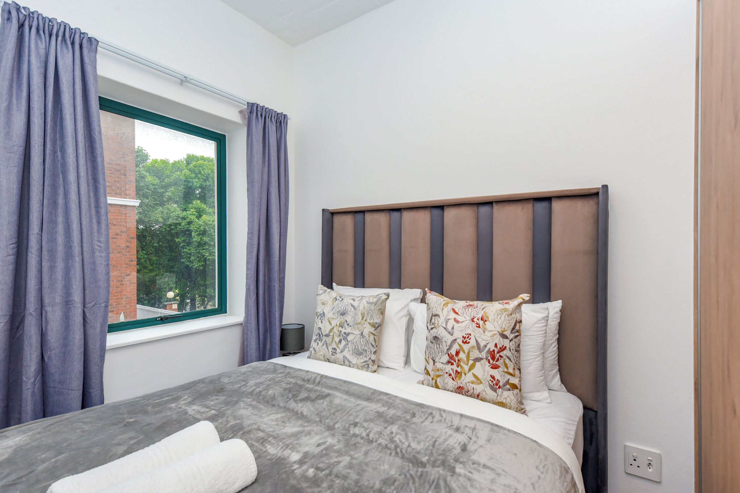 Een kluis op de kamer, een strijkplank/strijkijzer, internet, beddengoed