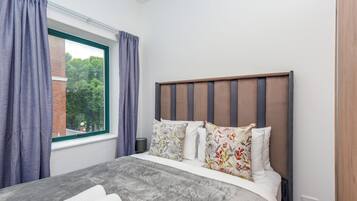 Een kluis op de kamer, een strijkplank/strijkijzer, internet, beddengoed