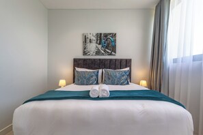 Tabla de planchar con plancha y ropa de cama