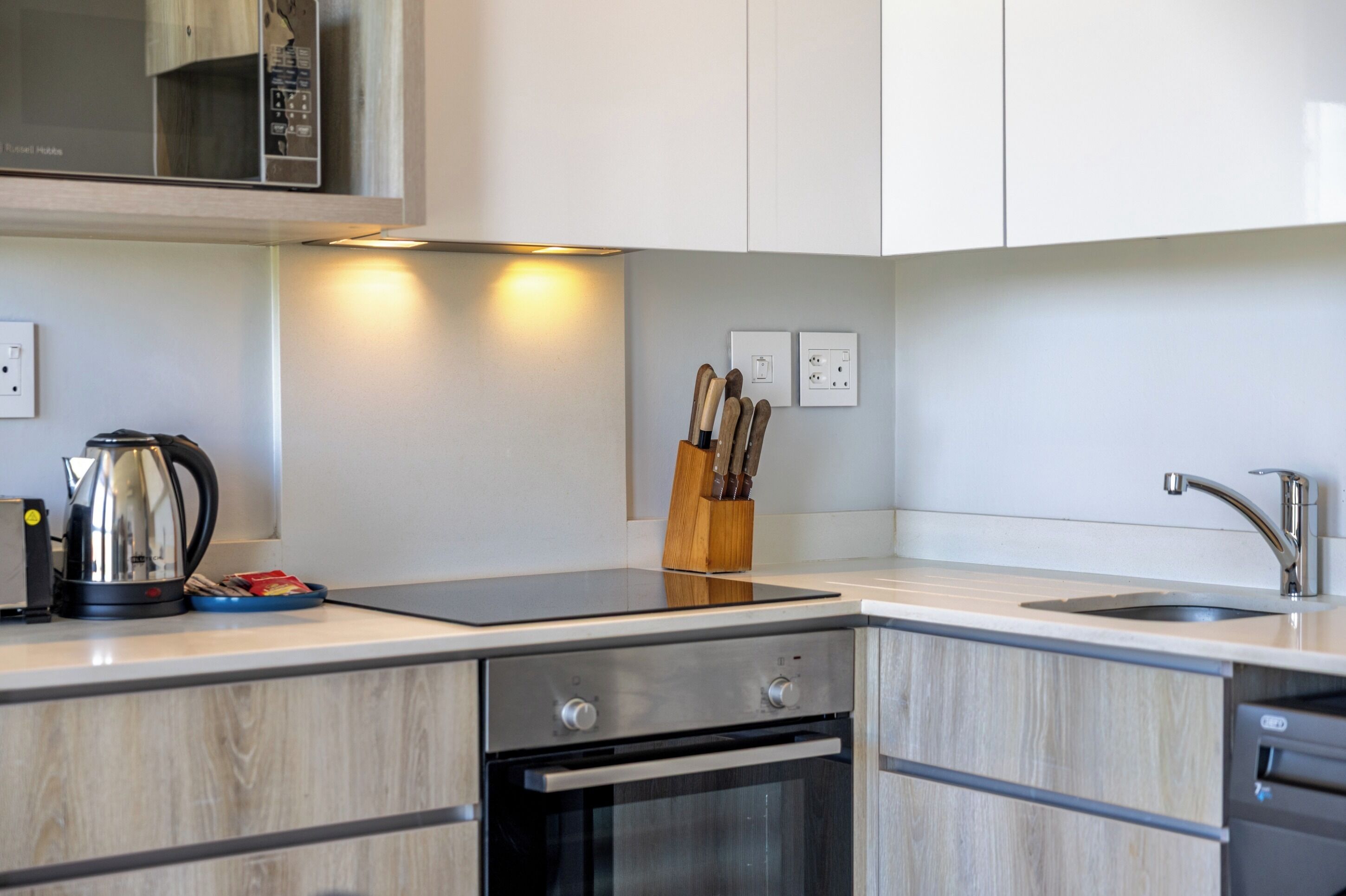 Refrigerador, microondas, horno y parrilla de estufa 