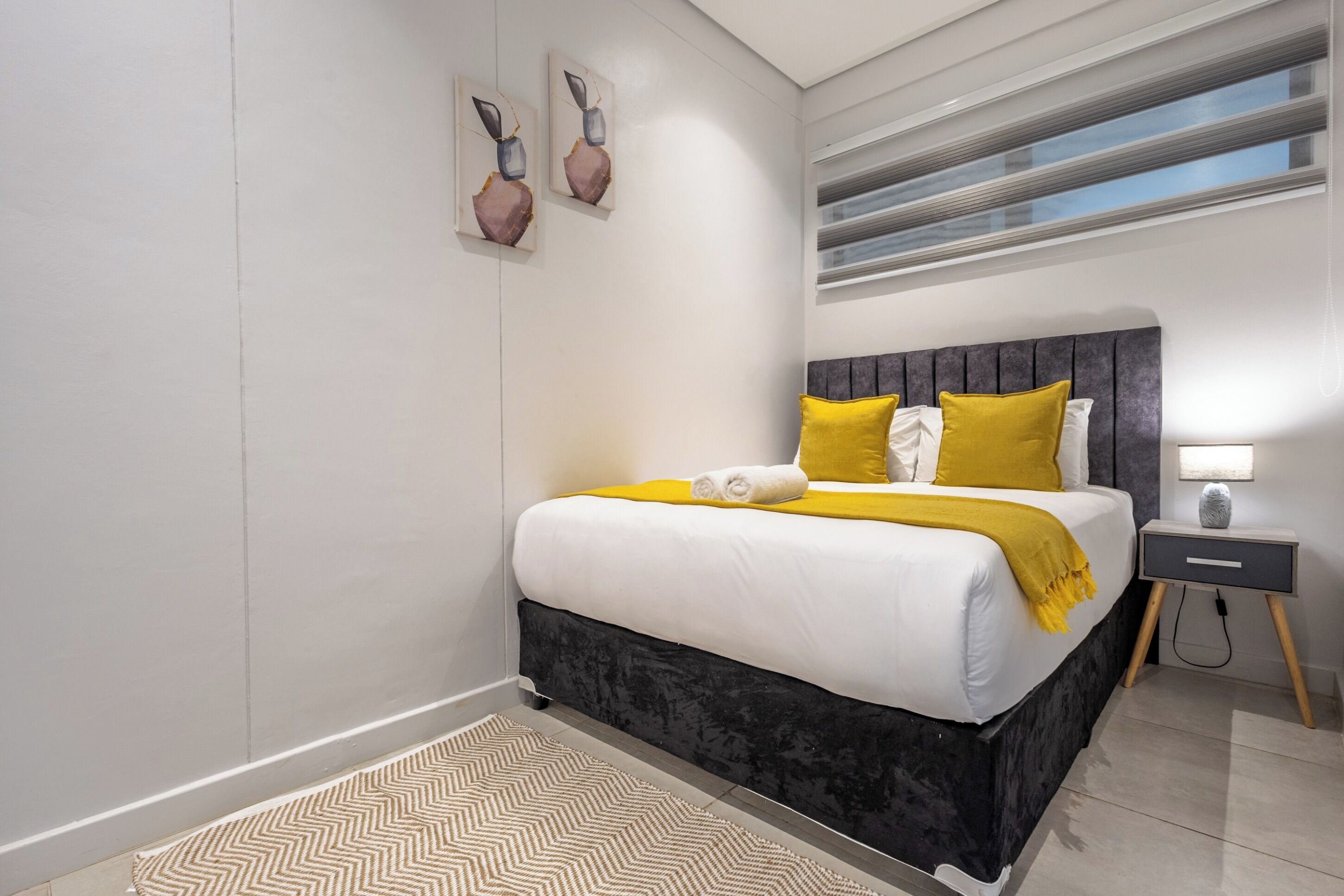 Tabla de planchar con plancha y ropa de cama