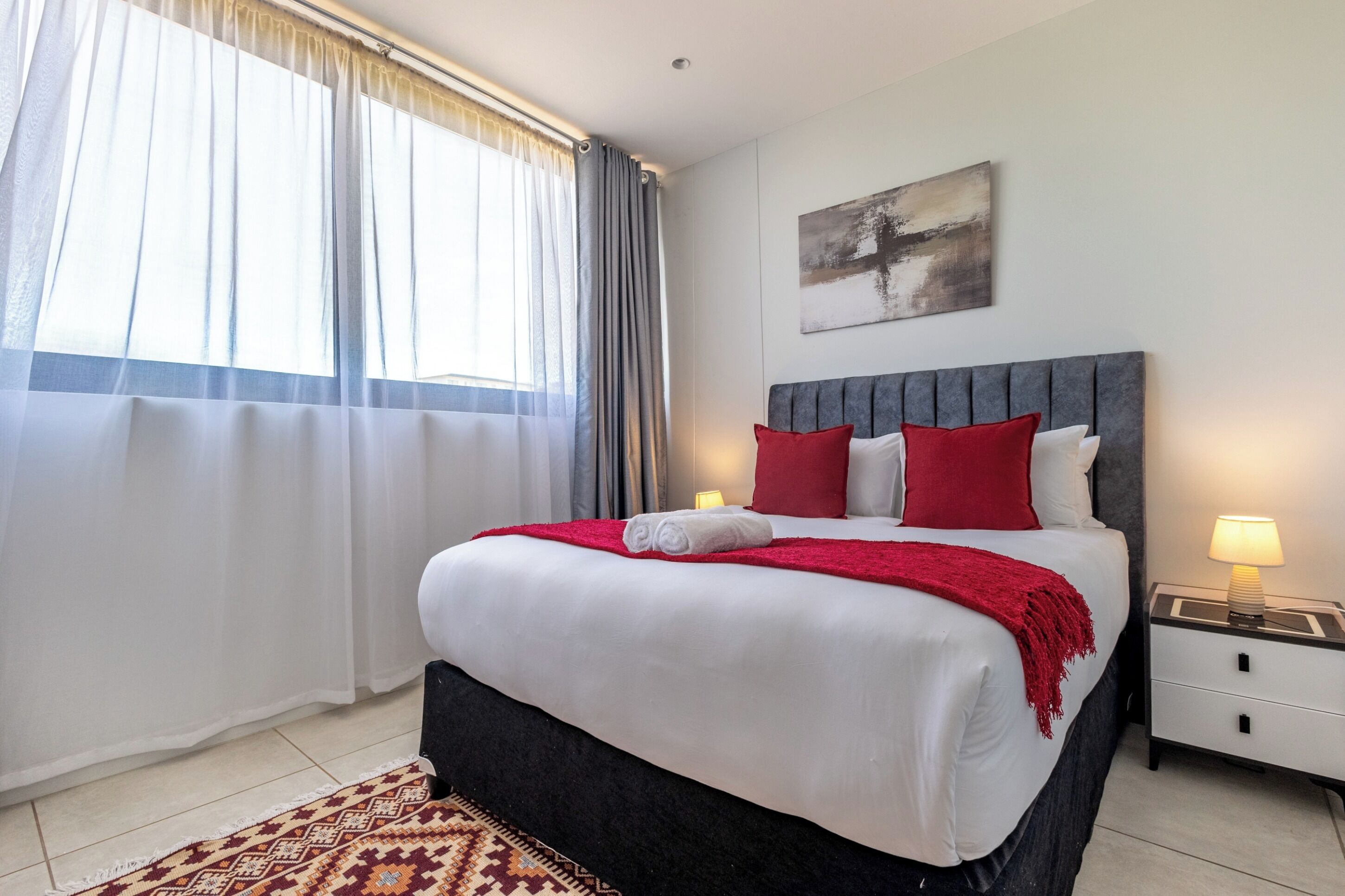 Tabla de planchar con plancha, internet y ropa de cama 