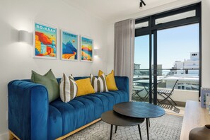 TV - Vibrant Apartment in the Heart of Sea Point (Cape Town)