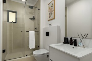 Shower, hair dryer, towels, soap - Vibrant Apartment in the Heart of Sea Point (Cape Town)