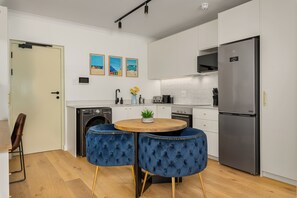 Een koelkast, een microgolfoven, een oven, een kookplaat