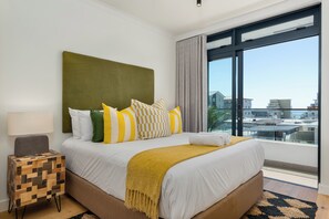 1 bedroom, in-room safe, iron/ironing board, Internet - Vibrant Apartment in the Heart of Sea Point (Cape Town)