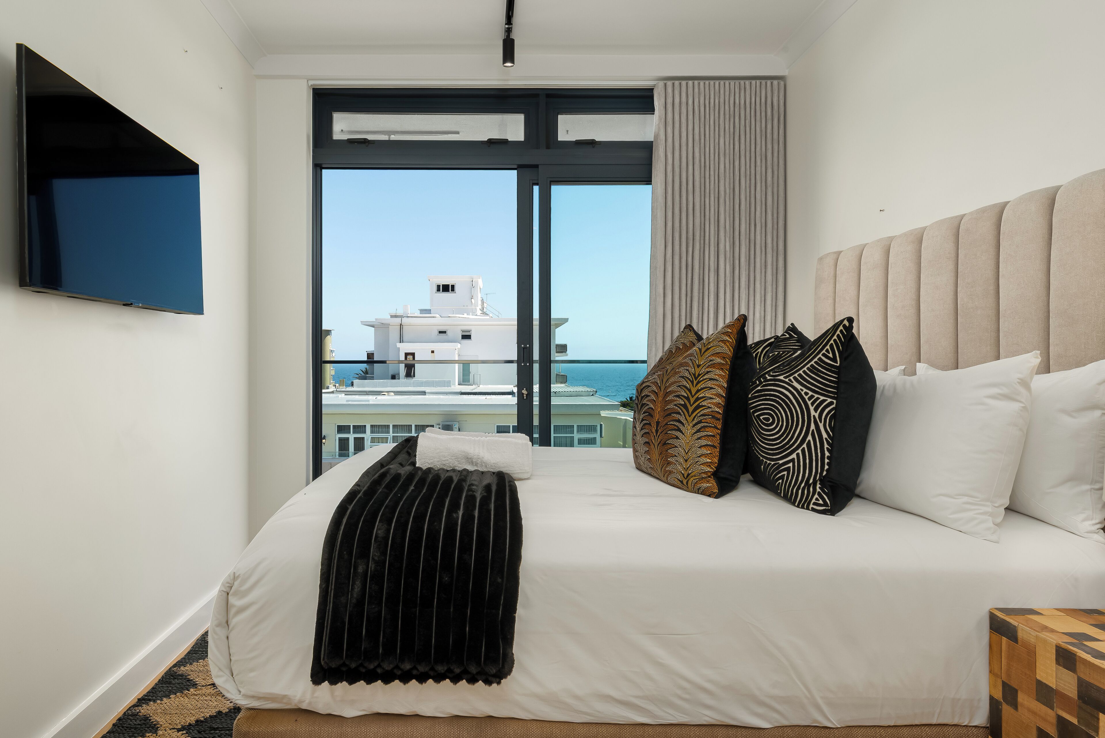 Iron/ironing board, Internet, bed sheets