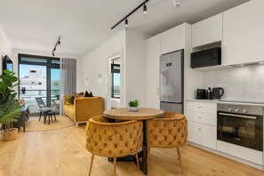 Fridge, microwave, oven, stovetop - Stylish Apartment in the Heart of Sea Point (Cape Town)
