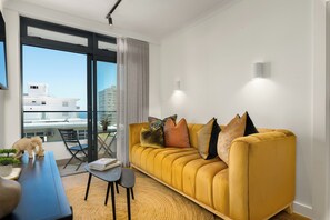 TV - Stylish Apartment in the Heart of Sea Point (Cape Town)