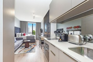 Fridge, microwave, oven, stovetop - Sleek Luxury Studio at One Rosebank (Johannesburg)