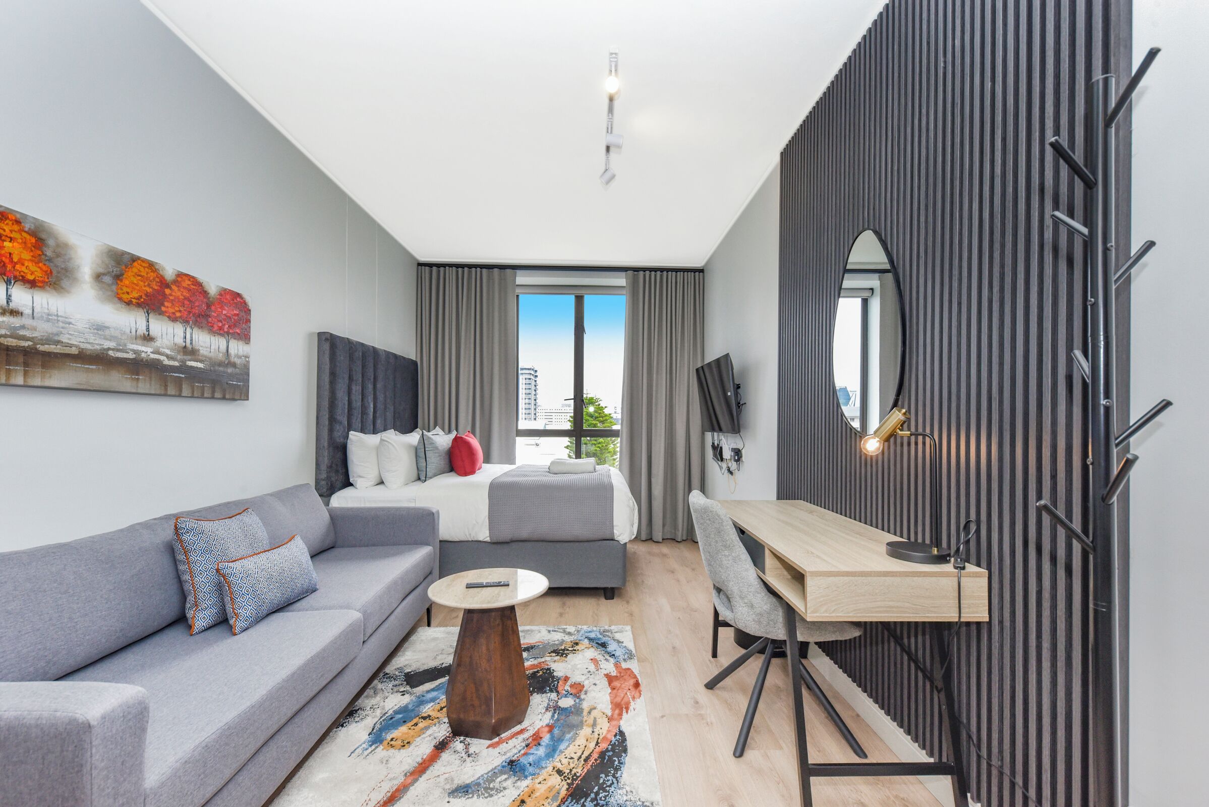 Tabla de planchar con plancha, internet y ropa de cama 