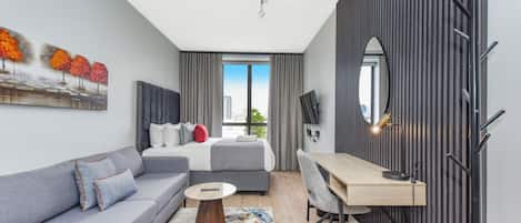 Tabla de planchar con plancha, internet y ropa de cama