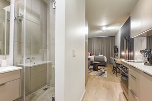Shower, hair dryer, towels, soap - Sleek Luxury Studio at One Rosebank (Johannesburg)