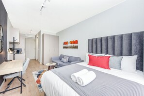 In-room safe, iron/ironing board, Internet, bed sheets - Sleek Luxury Studio at One Rosebank (Johannesburg)