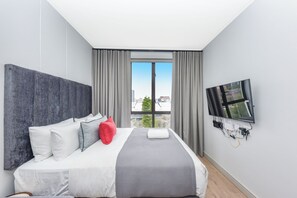 In-room safe, iron/ironing board, Internet, bed sheets - Sleek Luxury Studio at One Rosebank (Johannesburg)