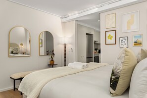 Tabla de planchar con plancha y ropa de cama 