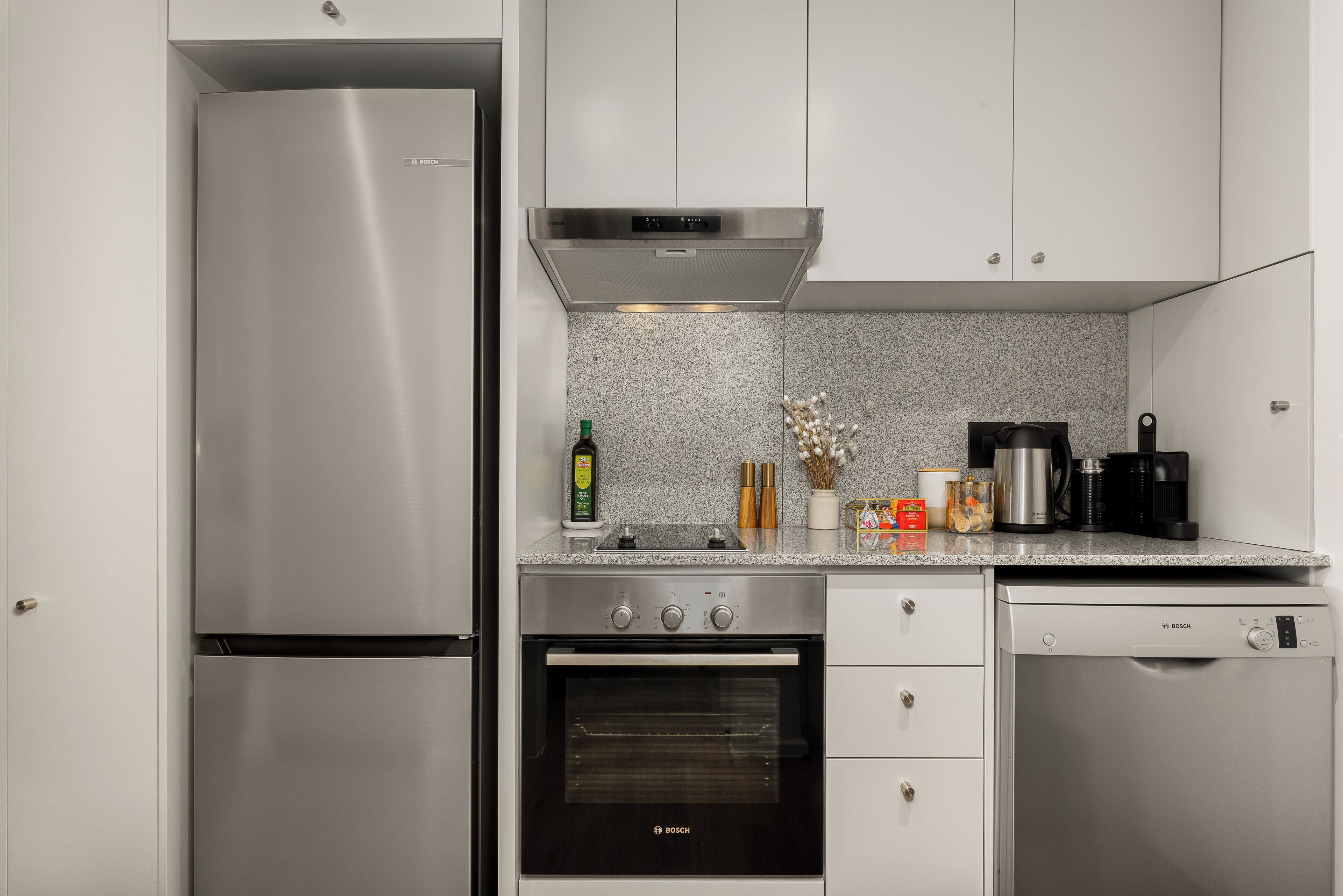 Réfrigérateur, micro-ondes, four, plaque de cuisson