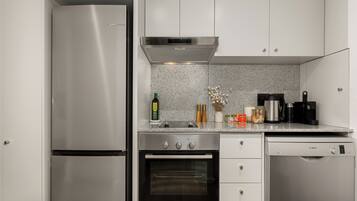 Refrigerador, microondas, horno y parrilla de estufa