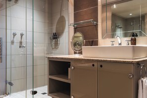 Shower, hair dryer, towels, soap - Cape Royale | 2 Bed Green Point Escape (Cape Town)