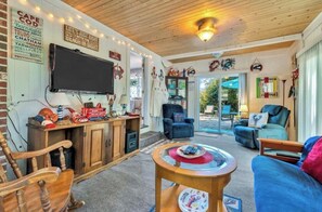 Smart TV, fireplace, DVD player, ping pong