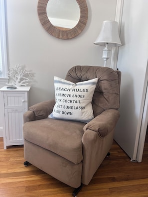 Smart TV, fireplace, DVD player, ping pong - Cozy South Yarmouth Retreat- 2BR with AC. Near beaches. (Yarmouth)