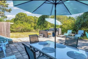 Outdoor dining - Cozy South Yarmouth Retreat- 2BR with AC. Near beaches. (Yarmouth)
