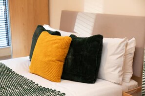 2 bedrooms, iron/ironing board, free WiFi, bed sheets - Bright 2BR Flat • Parking • 1 Min to Tube/Metro • Next to London Museum - Pass the Keys (London)