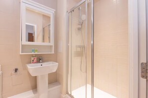Hair dryer, towels - Bright 2BR Flat • Parking • 1 Min to Tube/Metro • Next to London Museum - Pass the Keys (London)