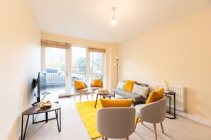 TV - Bright 2BR Flat • Parking • 1 Min to Tube/Metro • Next to London Museum - Pass the Keys (London)