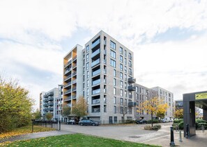 Exterior - Bright 2BR Flat • Parking • 1 Min to Tube/Metro • Next to London Museum - Pass the Keys (London)