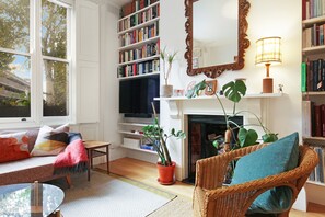 TV, books - Pass the Keys |Bright and spacious flat in Kentish Town (London)